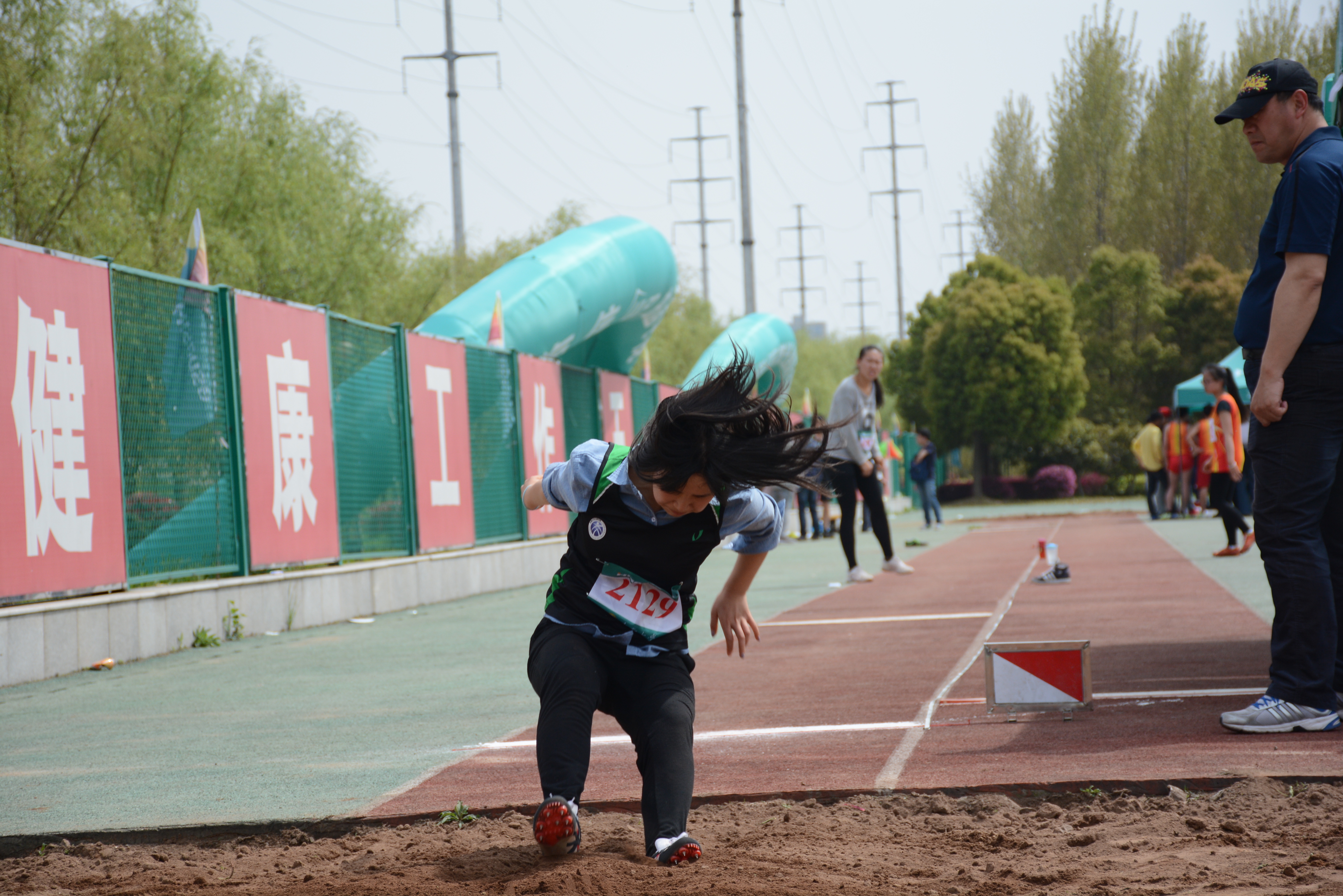 津巴布韦田径队选手勇夺冠军，斩获佳绩