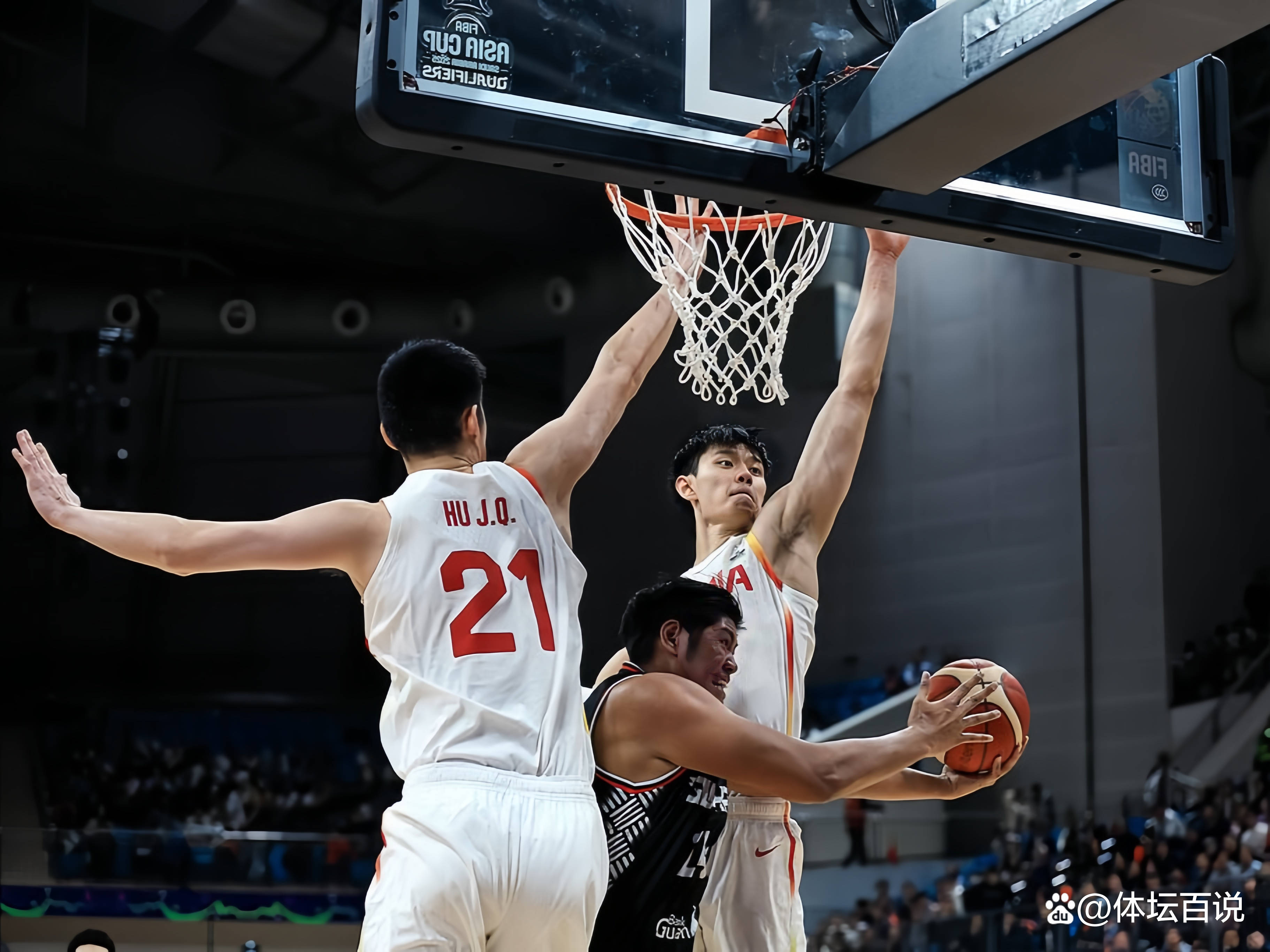 球队在国内篮球比赛中击败对手