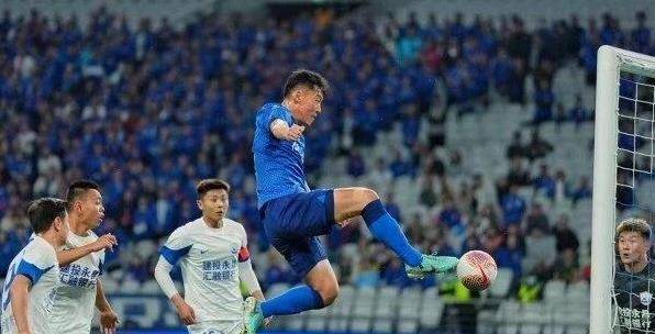 申花客场击败青海黄海，继续领跑积分榜